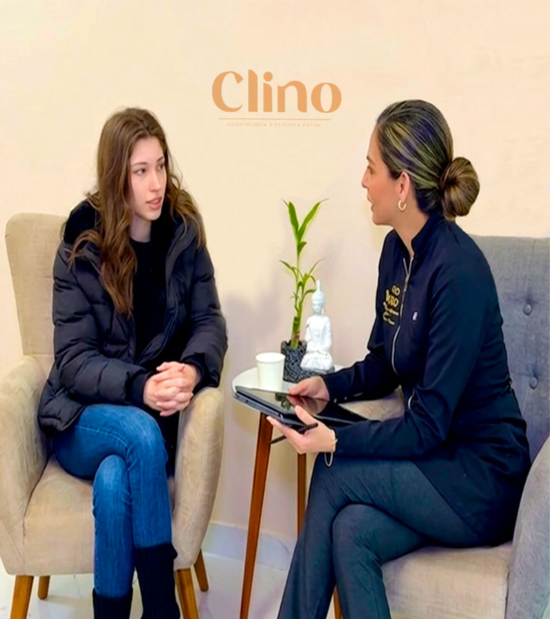 Dra. Karen Pérez con paciente · CLINO Estética Dental Miraflores · Óvalo Higuereta